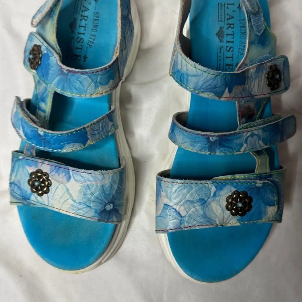 L'ATISTE Seansand Blum Blue Embossed Floral Sandals Spring Step. Size 37 ( 6.5/7